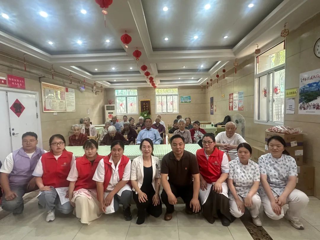 “粽香传情 乐享银龄”—2025新澳门免费原料大全开展端午节关爱长者活动