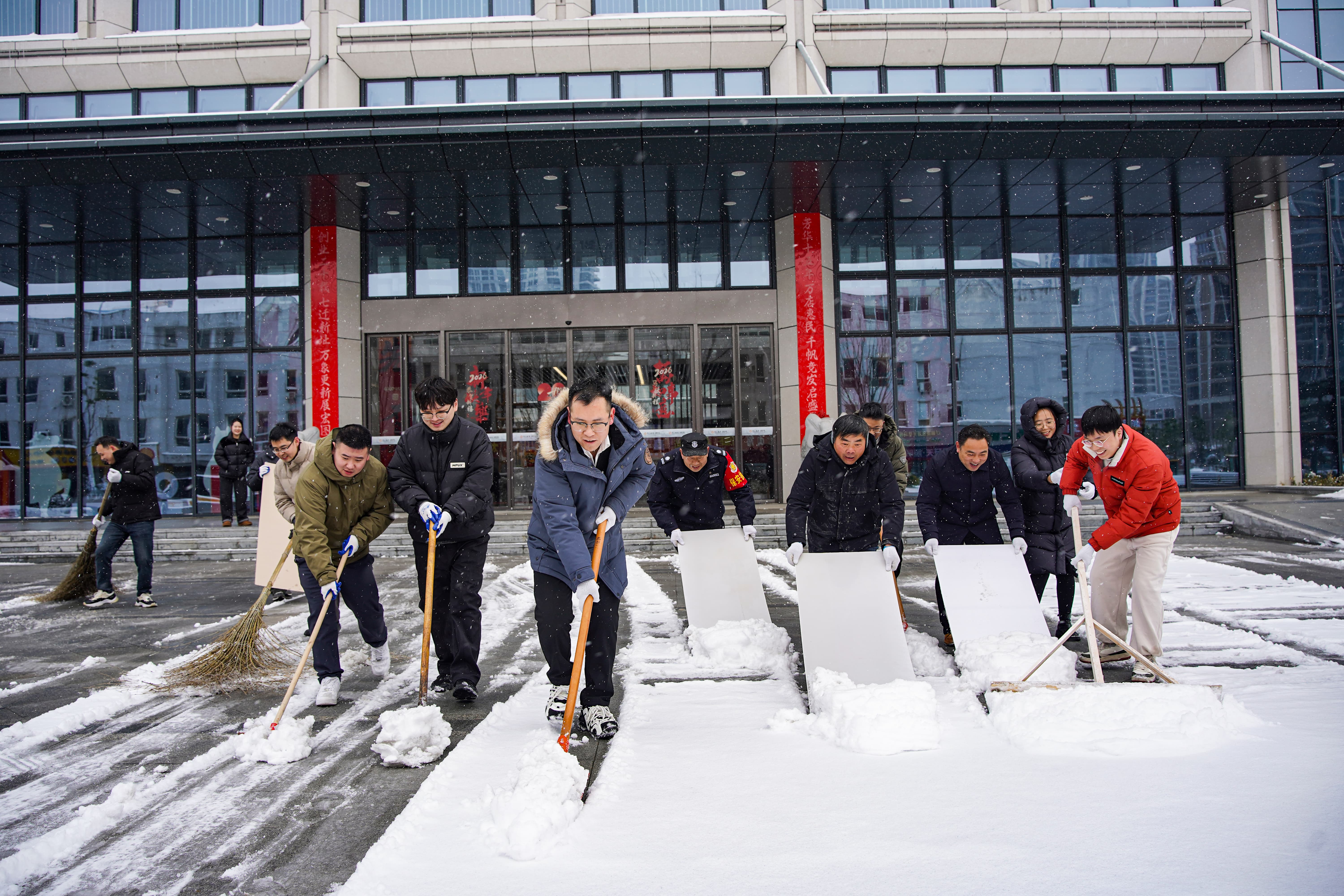 迎寒而上，行动照初心！2025新澳门免费原料大全党员先锋开展园区除雪行动